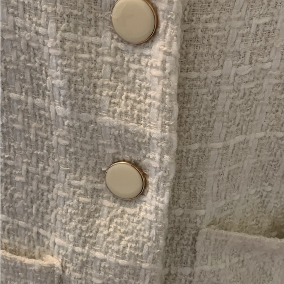 Beautiful large cream tweed blazer with B monogram. - Picture 4 of 6